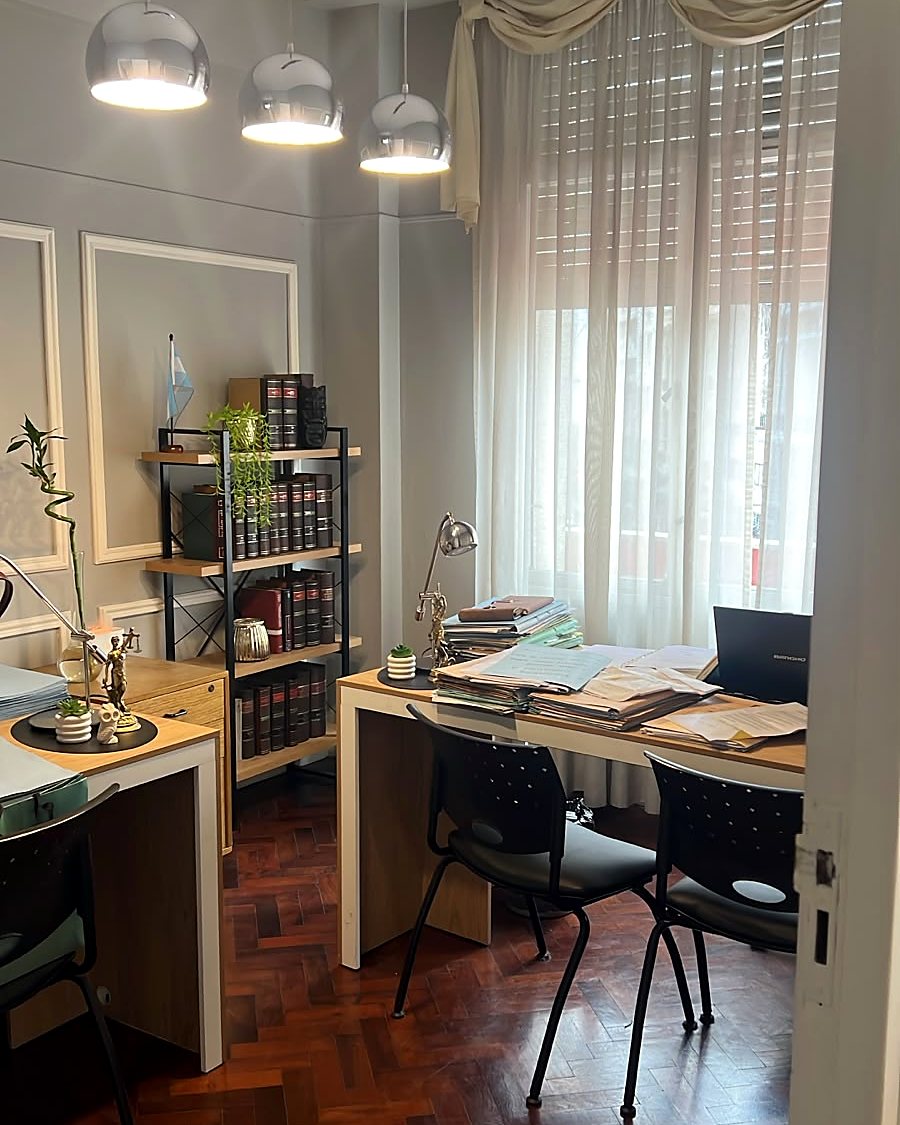 Oficina de trabajo del estudio, con escritorios y expedientes
